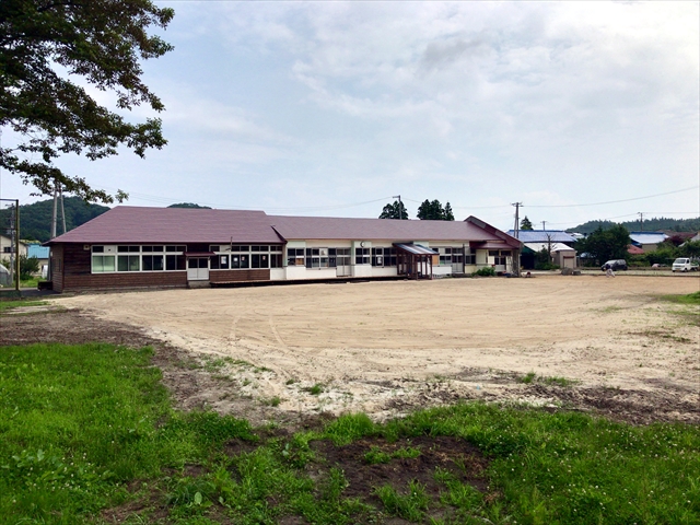 南側から見たはら笑楽交の校舎全景と広い校庭
