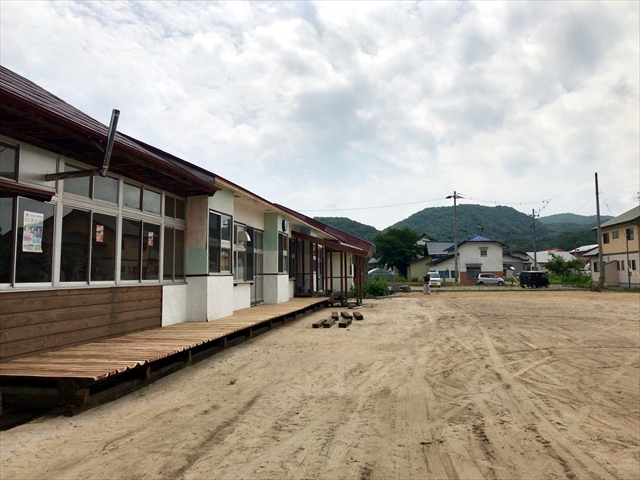 はら笑楽交の校舎とオープンデッキ、奥に会津の山なみ