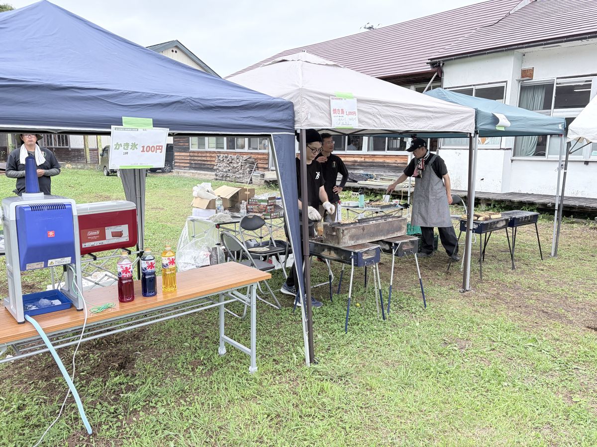 かき氷や焼き鳥、トウモロコシを販売する屋外ブース