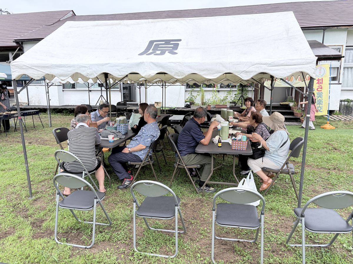 特設テントで歓談する参加者の皆さま