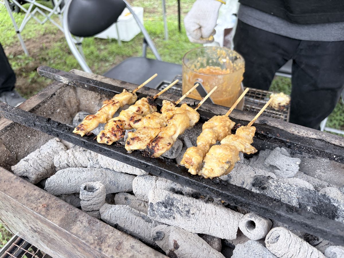 炭火で焼かれる、はら笑味噌を塗った焼き鳥
