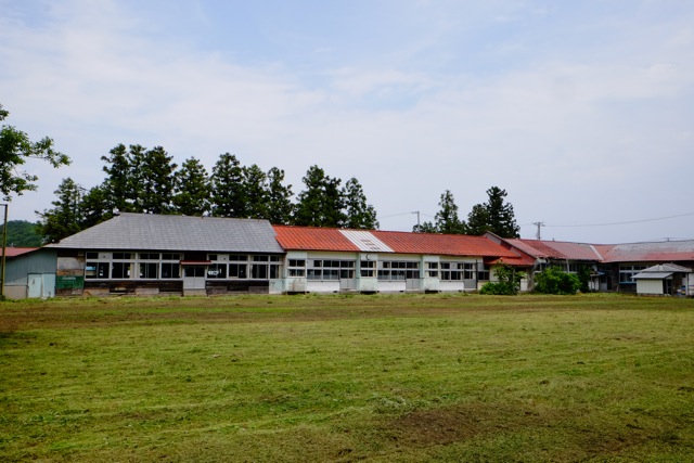 改修前の原小学校、南側から撮影した校舎全景