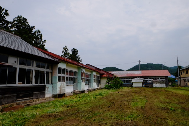 改修前の原小学校、西側から撮影した校舎全景