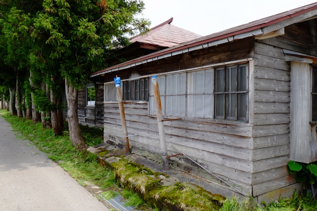 改修前の原小学校、北側の渡り廊下周辺