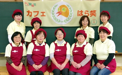 おそろいのエプロンで調理を行う地元のお母さん方