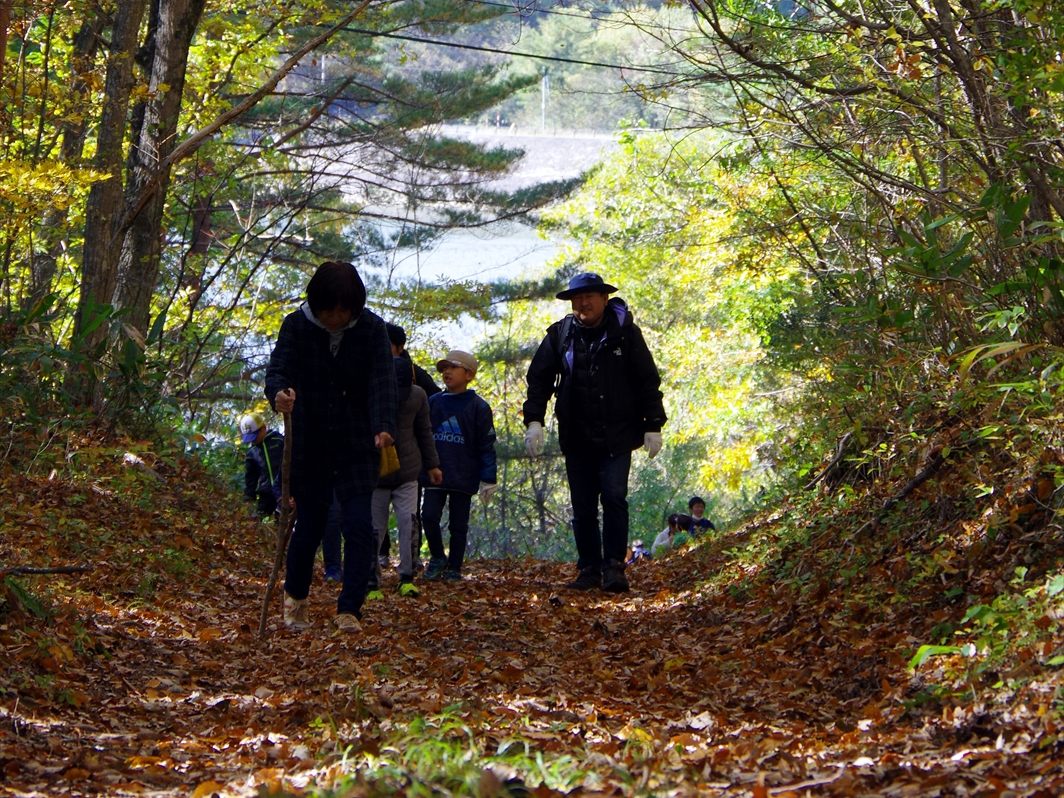 紅葉した山道を散策する山の楽交の参加者